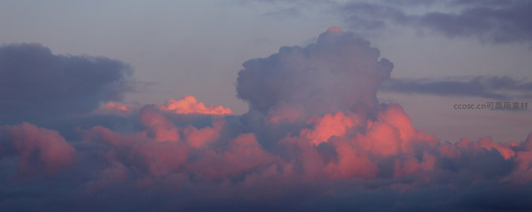 火烧云翻腾，暮色染天边