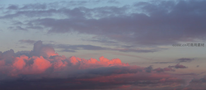 晚霞染云层，天空如画卷般绚烂
