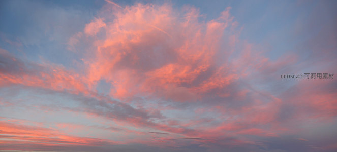 火烧云漫天舞，蓝空为幕绘壮丽