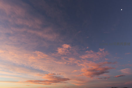 暮色云霞染苍穹，新月高悬映天边