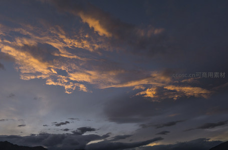 山巅之上金云涌，夕照穿透暗云层