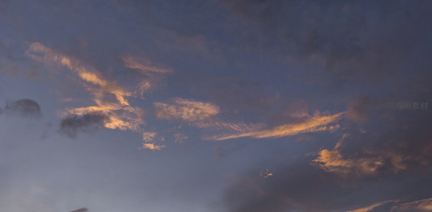 暮光轻抚流云絮，天空渐染暖色调