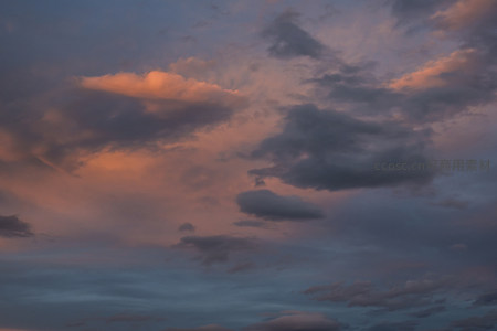 暮色云霞染天际，光影交织如画卷