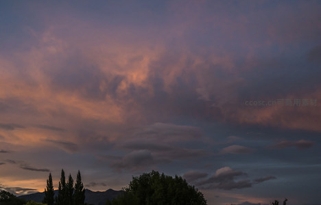树影山峦映晚空，云海翻腾似仙境
