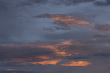 灰云缝隙透霞光，天地一色共辉煌