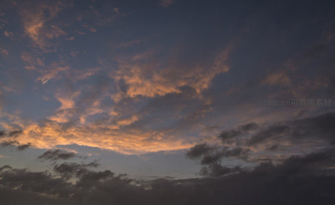 火烧云漫天，晚霞如焰舞长空