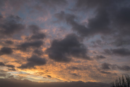 云卷云舒间，夕阳余晖洒满天