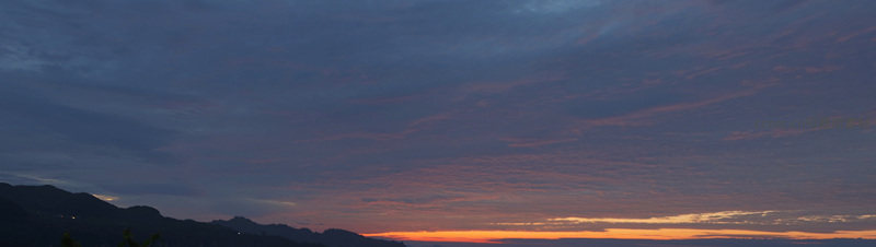 远山含黛，霞光万道染天边