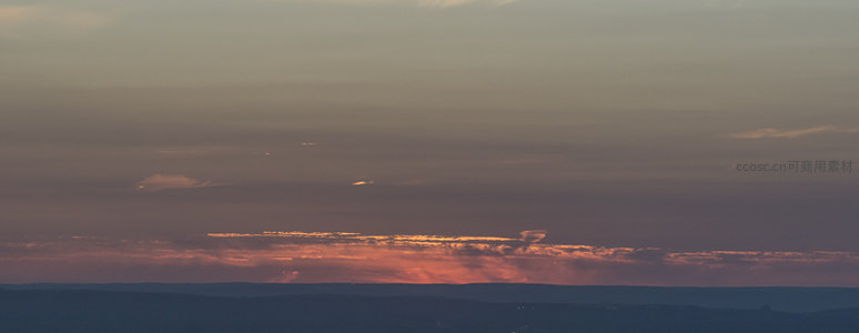 远山剪影映霞光，天际线染粉紫辉