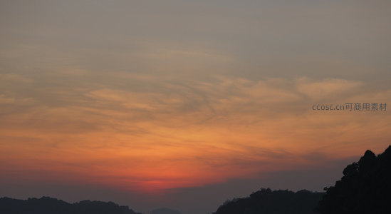橙红暮色笼山峦，云海翻涌似熔金