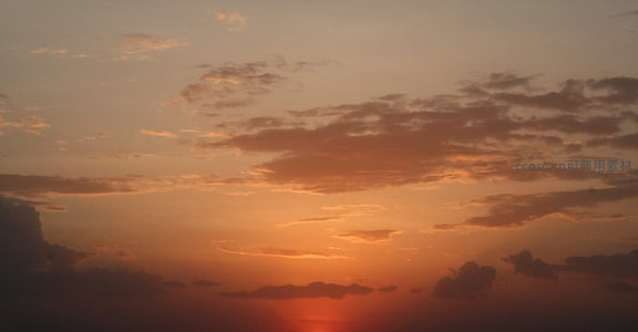 火烧云漫天舞，夕阳余晖醉人心