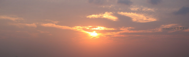夕阳穿透云层洒下金色光辉