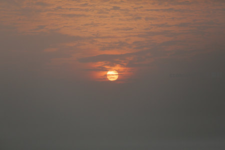 夕阳沉入云层余晖满天