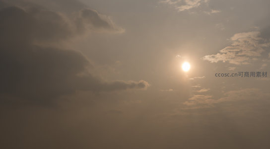 正午骄阳穿透薄云洒下光辉