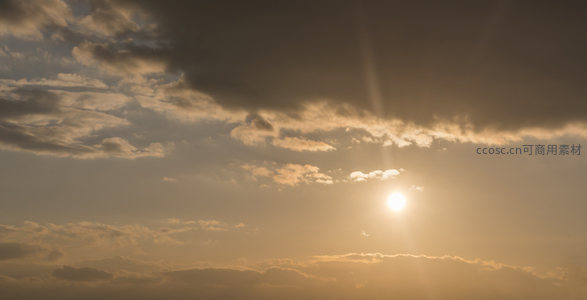 阳光冲破乌云，洒下神圣光柱