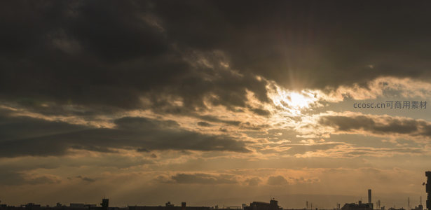 乌云缝隙间透出耀眼夕阳光芒