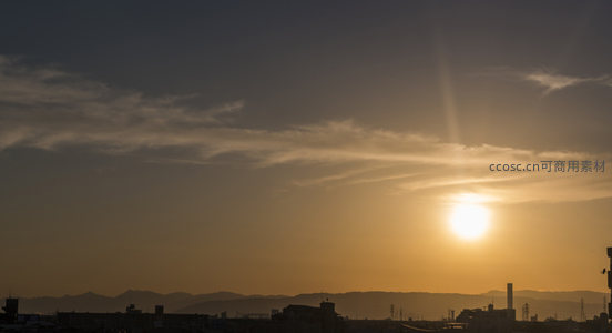 晴空万里下城市沐浴金色夕照