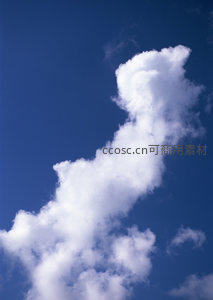 蓝天中飘逸的白色云朵如丝带般延展
