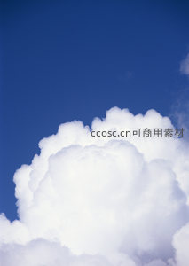 巨大蓬松的积云占据蔚蓝天空一角