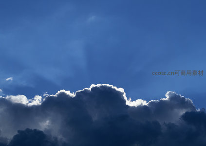 乌云密布间透出神圣光束照亮苍穹