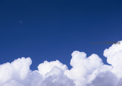 蔚蓝天空下洁白云朵如棉花糖般堆积