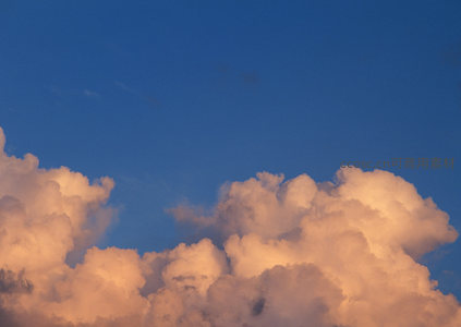 金色云团浮于碧空，如梦似幻的天幕