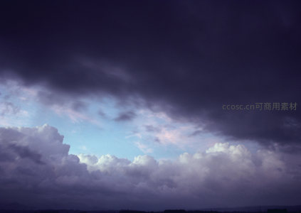 乌云压顶，雷雨将至的戏剧性天空