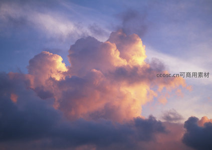 夕阳染金云海，天空如画布般绚烂