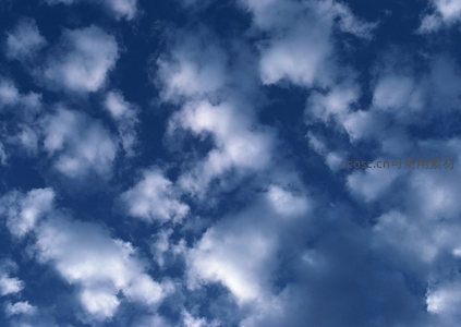 深邃夜空下，云层如絮静静铺展