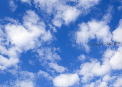晴空万里，朵朵白云点缀蔚蓝天幕