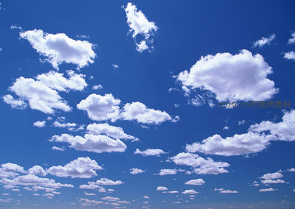 晴朗日子里的棉花糖般云彩