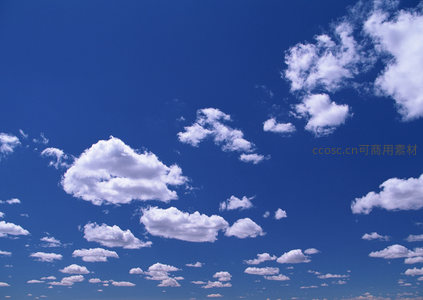 碧空如洗时悠闲游走的云群