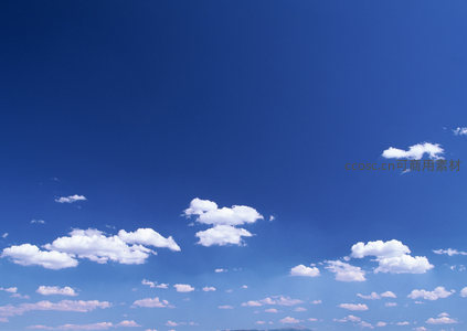 高远苍穹下几缕薄云轻舞