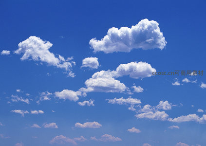 晴空万里，朵朵云絮点缀天际