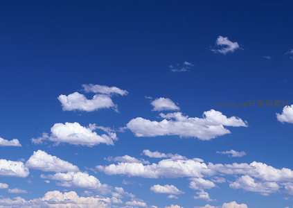 深邃蓝天里零星散布着洁白云团