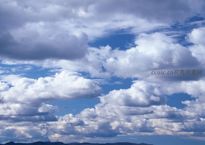 蓝天白云下的壮丽云海景观