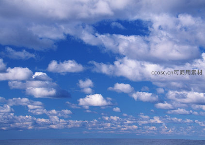 海天一色，云卷云舒映衬蔚蓝海洋