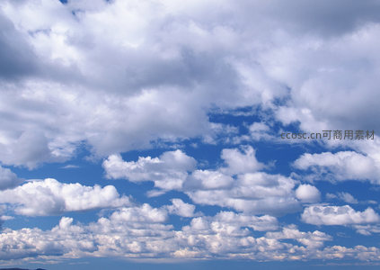 广阔天际线上的蓬松云朵群