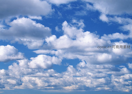 纯净蓝天中自由飘荡的云彩