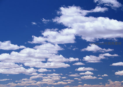 深邃蓝空中的片状云层分布