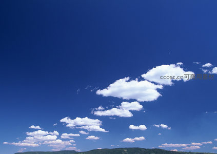 远山衬托下几朵孤云悠然飘浮