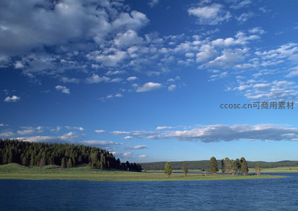 湖光山色映衬着多变的云层