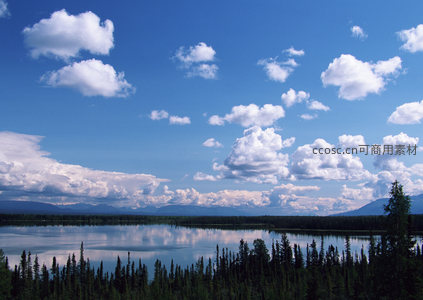 群山环抱的湖泊与倒映的云海