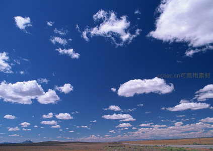 广袤荒原上空的纯净蓝天与云朵