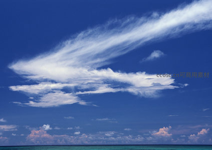 流云掠过碧海天际线如丝如缕
