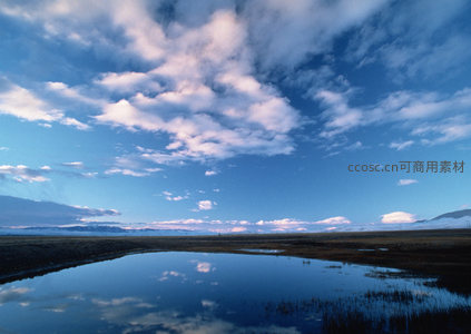 高原湿地倒映云影如梦似幻