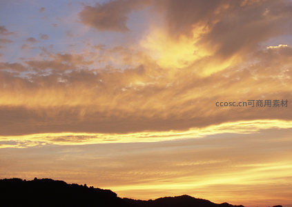山峦剪影映衬辉煌火烧云天