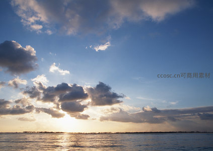 夕阳西下海天一色云影斑驳