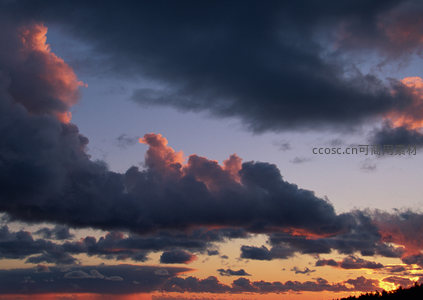 暮色云海，霞光染天际