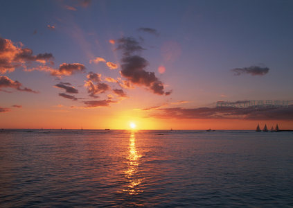 海上日落，帆影点点映金辉